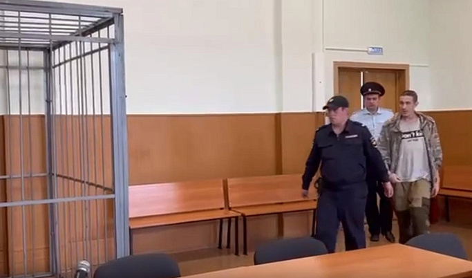 Житель Тверской области угрожал ножом сидящим на скамейке у подъезда женщинам 
