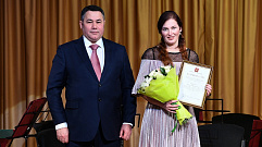 Жительниц Тверской области наградили почетным знаком «Слава матери»