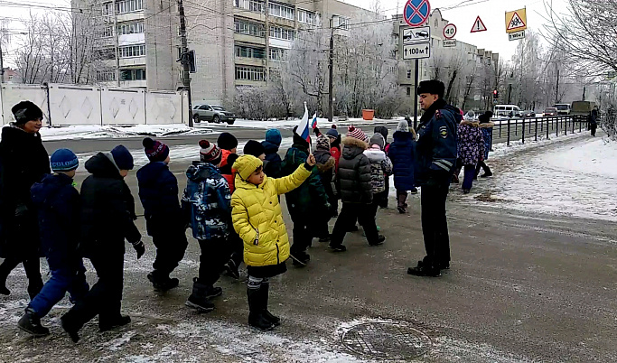 Тверские школьники стали участниками акции «Шагающий автобус»