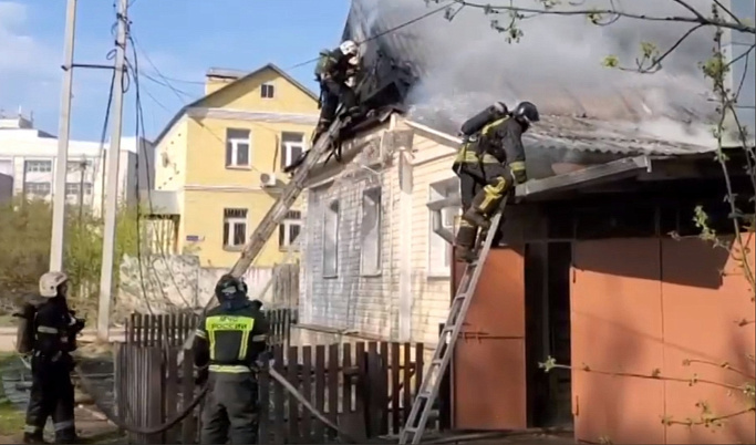 В Твери в Пролетарском районе горит частный дом 