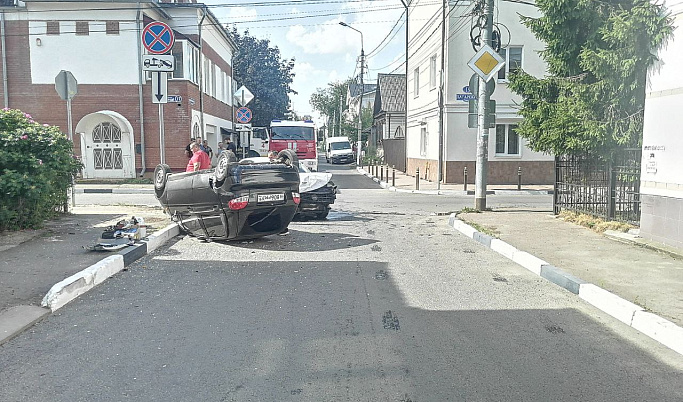 В Твери в ДТП с таксистом пострадали три подростка