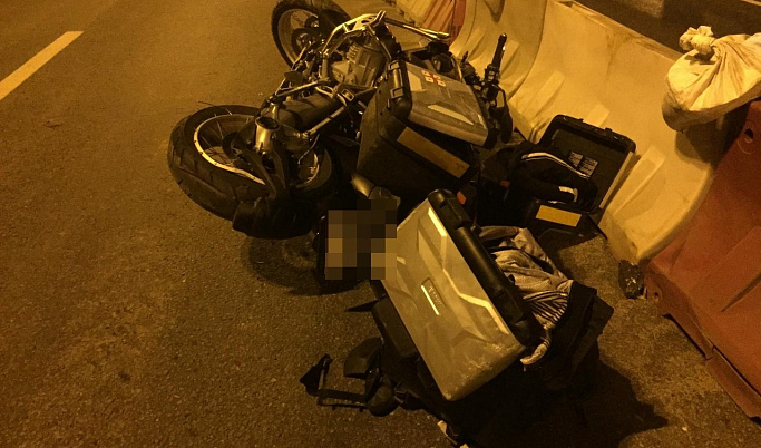 Мужчина на мотоцикле «BMW» врезался в ограждение в Твери