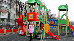 На бульваре Цанова в Твери установили большой игровой комплекс «Детский городок»