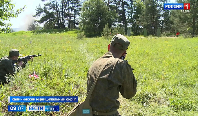В летнем полевом лагере тверские суворовцы осваивают военную подготовку