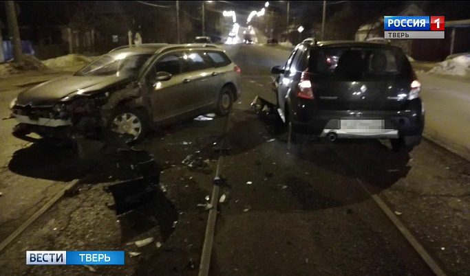 В Твери при столкновении двух иномарок пострадал водитель