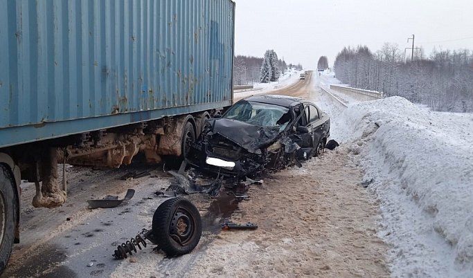 В ДТП с фурой водитель иномарки получил перелом руки в Тверской области