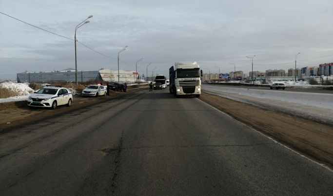 В Твери в ДТП с грузовиком пострадал водитель легковушки