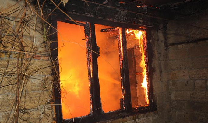 СК выясняет обстоятельства гибели людей при пожаре в Тверской области