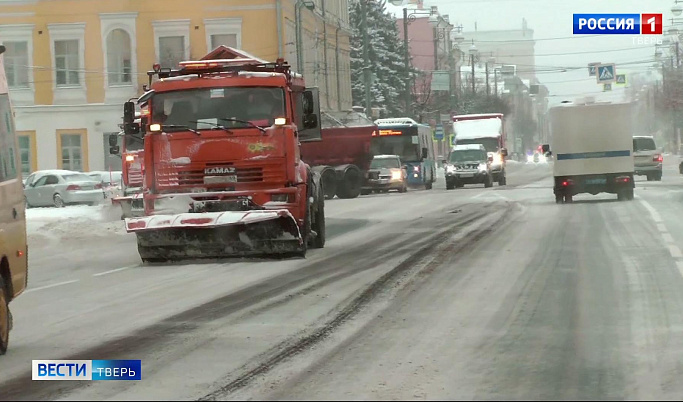 В Твери уборка улиц от снега продолжается круглосуточно