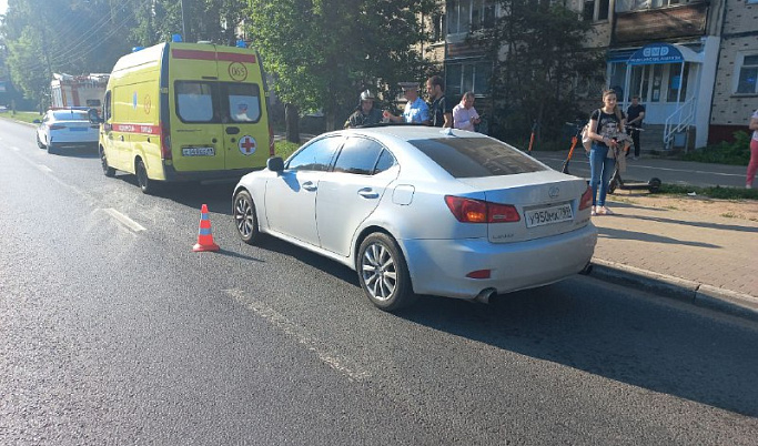 В Твери перебегающая дорогу на «красный» женщина попала под Lexus