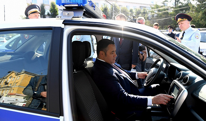 Игорь Руденя вручил полицейским ключи от новых служебных машин