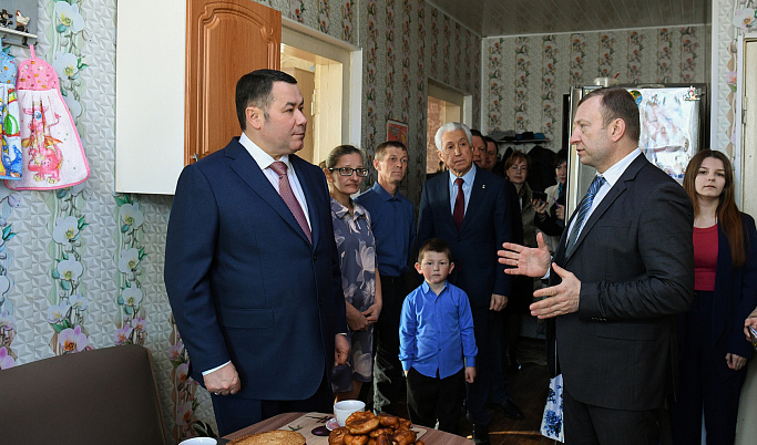Игорь Руденя побывал в гостях у торжокской многодетной семьи, которая провела в доме газ благодаря поддержке региона