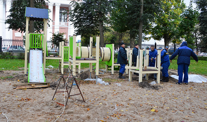 В парках Твери устанавливают новые детские игровые комплексы
