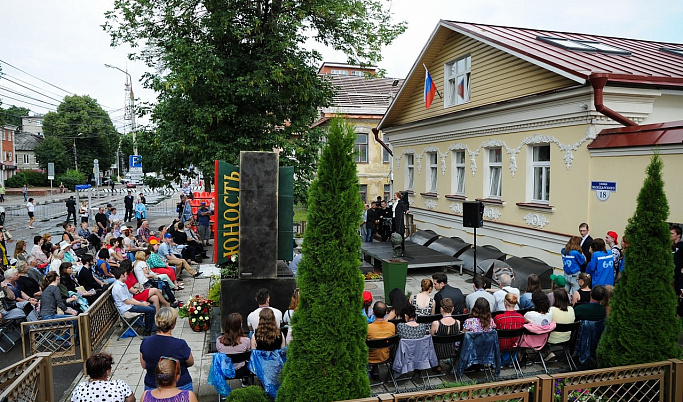 Известные артисты и молодые поэты выступили у Дома поэзии Андрея Дементьева в Твери