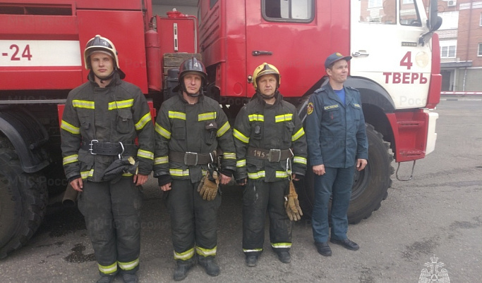 В Твери пожарные спасли из огня трех человек