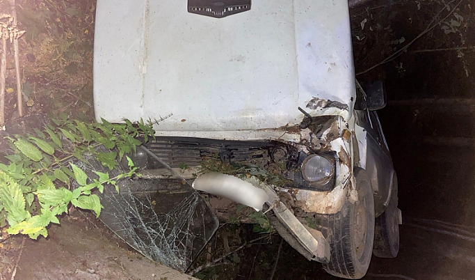 Под Тверью 35-летний водитель на «Ниве» вылетел в кювет и сломал бедро