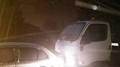 В Тверской области эвакуатор протаранил припаркованный автомобиль