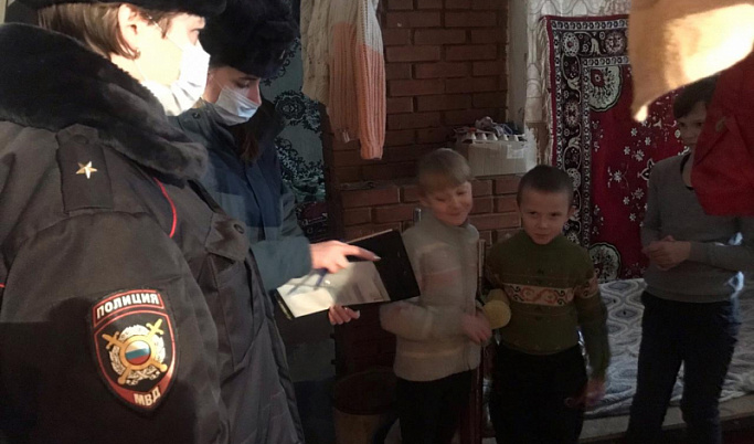 Полицейский Дед Мороз поздравил детей из Торжка Тверской области