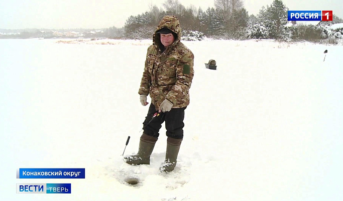 Отчаянные рыбаки Тверской области продолжают выходить на тонкий лед