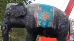 Четырехметровый слон приехал в поселок под Кимрами