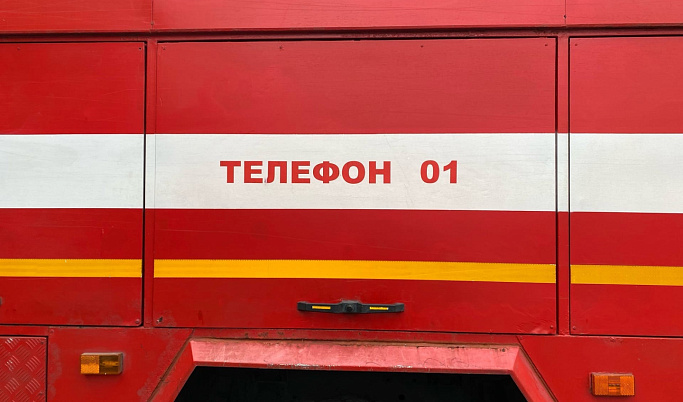 Вечером пожарные тушили погрузчик в Твери