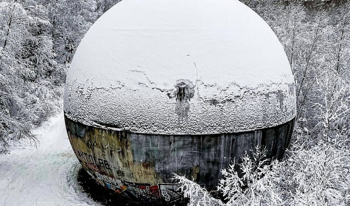 Знаменитый 18-метровый шар начал рушиться в Тверской области