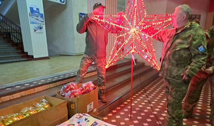 Тверская область привезла в Бердянск большую новогоднюю звезду и игрушки для елок