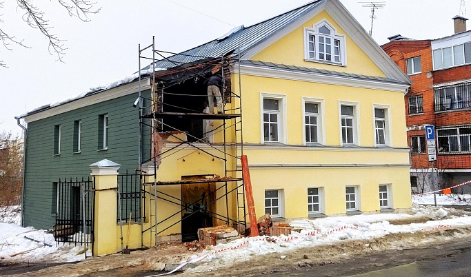 В Твери восстанавливают обрушившийся фасад дома на улице Жигарева