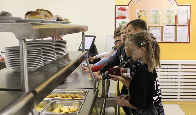 В Тверской области более 16 тысяч детей из малообеспеченных семей получают бесплатное питание в школах