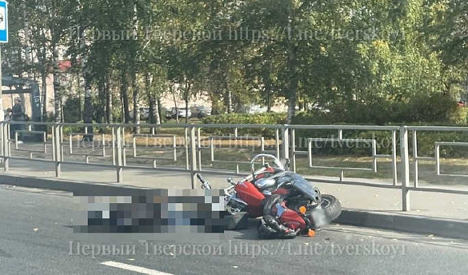На выезде с Восточного моста в Твери разбился мотоциклист
