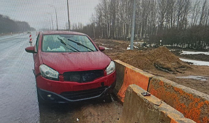 В Зубцовском районе водитель почувствовал себя плохо и врезался в железобетонный блок