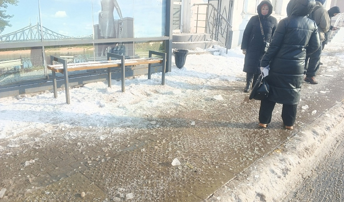 В Твери стеклянную автобусную остановку разбила глыба льда
