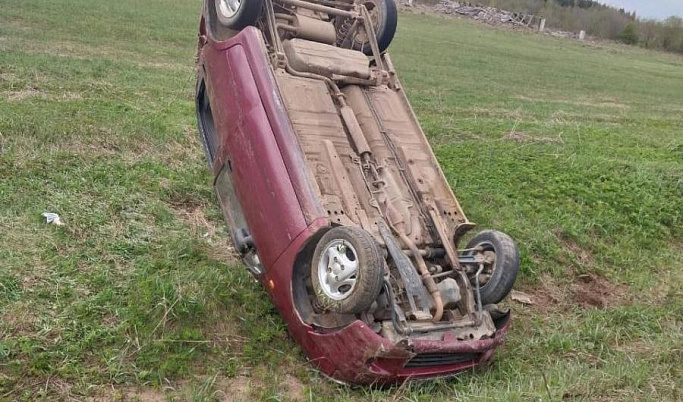 В Тверской области в перевернувшейся машине погиб водитель 