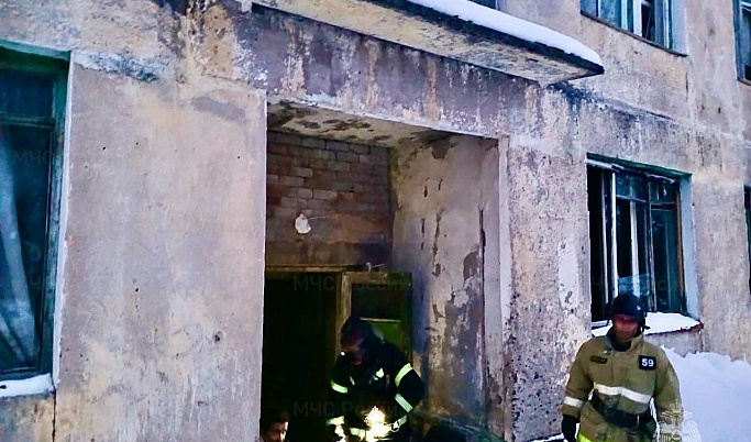 Пожарные спасли трёх человек из горящего дома в Тверской области