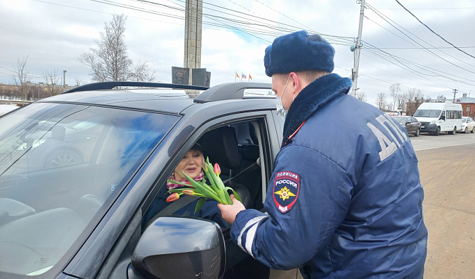 Тверская полиция поздравила женщин-водителей с праздником