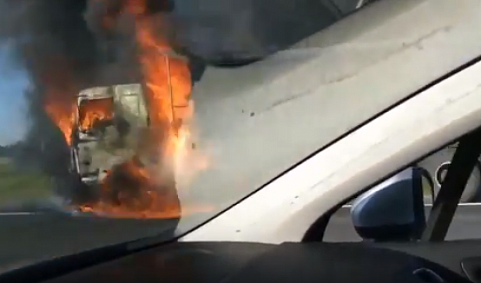 На трассе М-10 в Твери сгорел Камаз | Видео