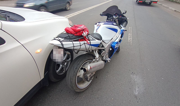 Мотоциклист врезался в открытую дверь автомобиля в Твери