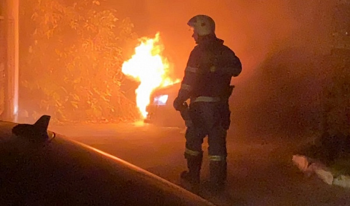 Автомобиль сгорел на парковке возле дома в Твери