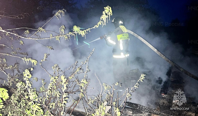 Пожарные 5 часов тушили горящие постройки в Тверской области