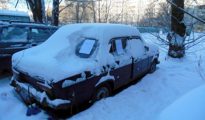 В Твери чиновники принудительно эвакуируют бесхозный автомобиль