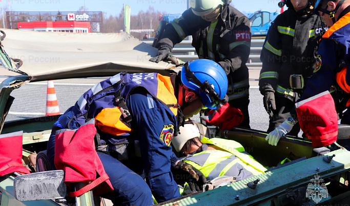 В Тверской области спасатели провели учения по ликвидации последствий ДТП