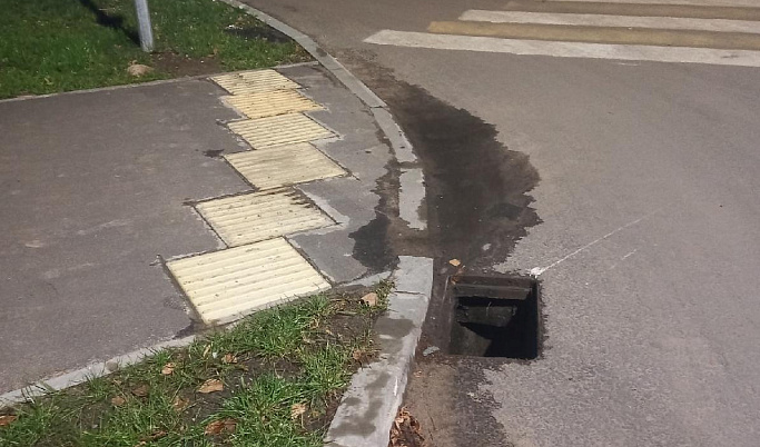 Тверских водителей предупредили об открытой яме на улице Шишкова