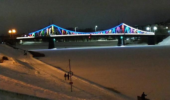 В Твери на Староволжском мосту появилась разноцветная подсветка