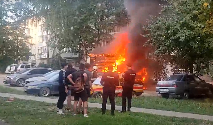 В сети появилось видео горящей в Твери «ГАЗели»