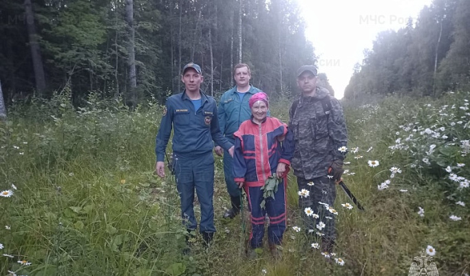 Женщина провела в лесу 8 часов до прибытия спасателей в Тверской области