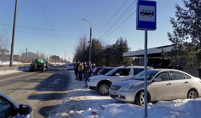 В Твери эвакуируют автомобили с автобусных остановок