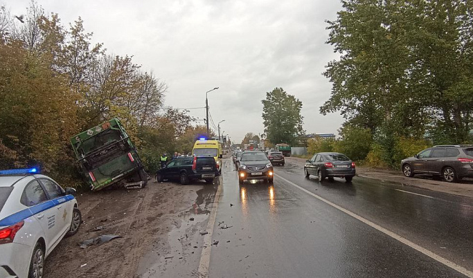 В Твери после ДТП с мусоровозом госпитализировали водителя «Вольво»
