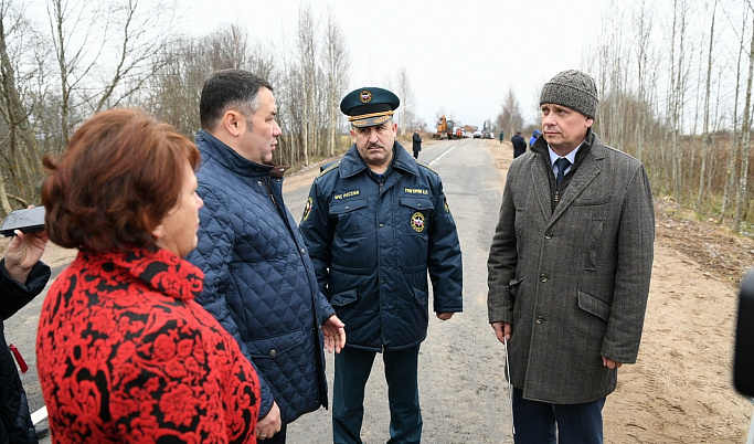 Игорь Руденя взял на контроль восстановление размытого участка дороги в Вышнем Волочке