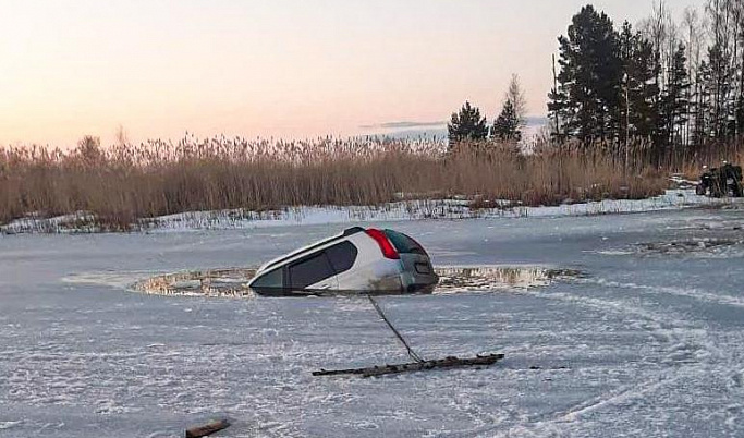 В Тверской области внедорожник провалился под лед