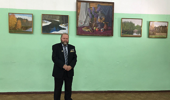 Заслуженный художник России подарил свои картины одной из школ Тверской области